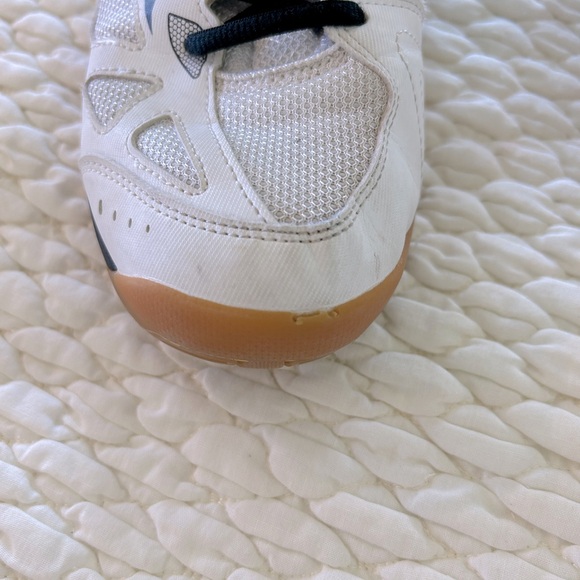 Mizuno volleyball shoes women size 11 - Picture 3 of 10